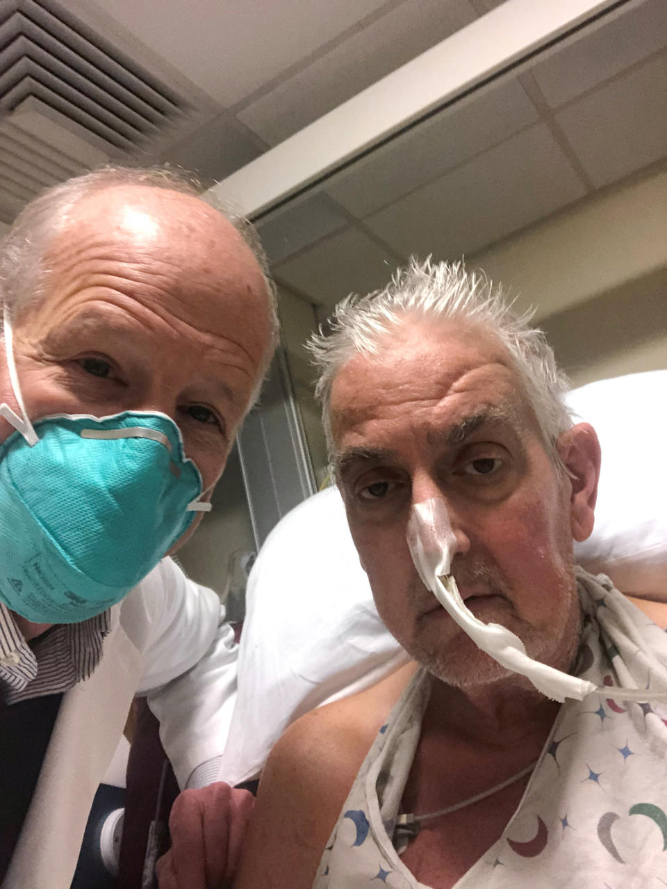 El doctor Bartley Griffith (izq.) y el David Bennett, Sr., quien recibió el trasplante de un corazón de cerdo genéticamente modificado en el Centro Médico de la Universidad de Maryland.  (AFP/University of Maryland School of Medicine)