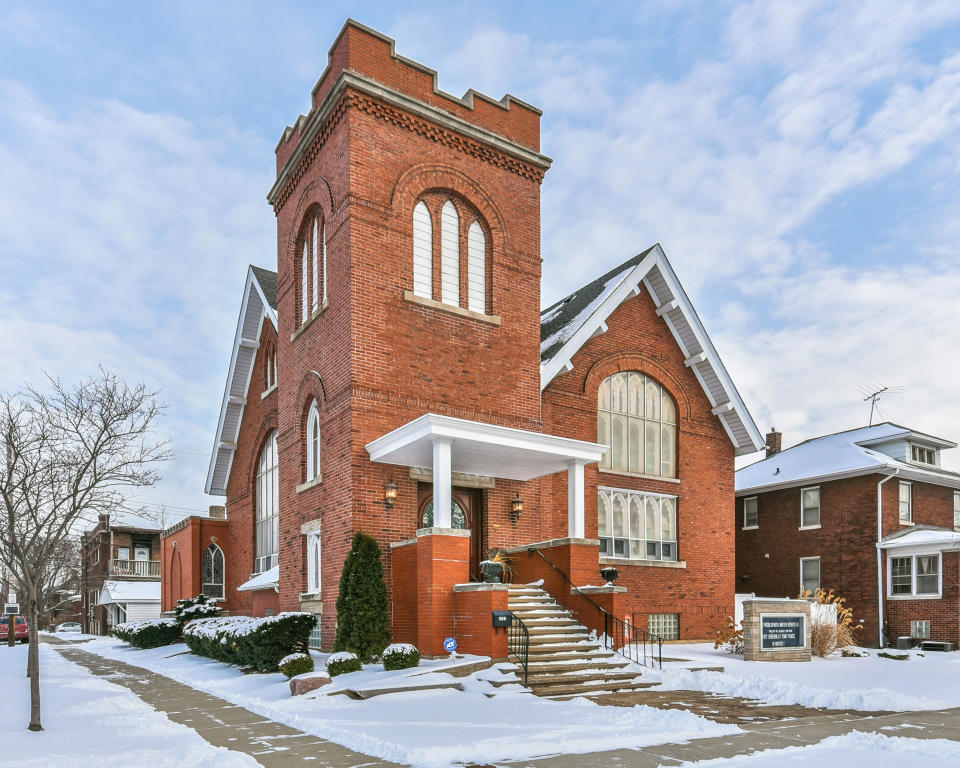 <p>Questo è l’edificio da fuori: considerando che si tratta di una chiesa americana, è anche una delle più simili a uno stile europeo<br>(foto: Berkshire Hathaway / Caters) </p>