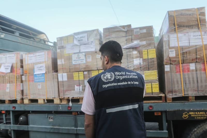 A worker observes the medical aid packages sent by the World Health Organization (WHO) at Nasser Hospital. The World Health Organization (WHO) does not intend to abandon its risky medical efforts in the Gaza Strip, even after the recent deaths of seven humanitarian aid workers. Mohammed Talatene/dpa