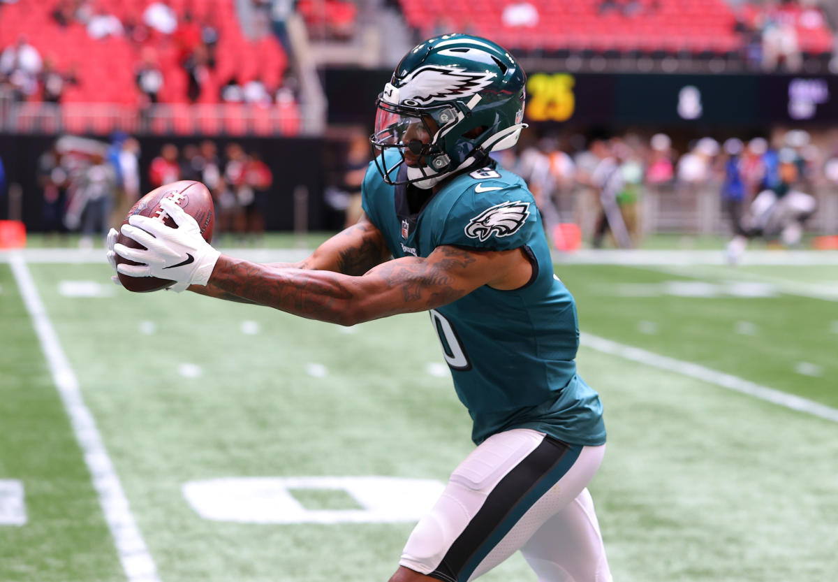 DeVonta Smith records his first catch in an Eagles uniform