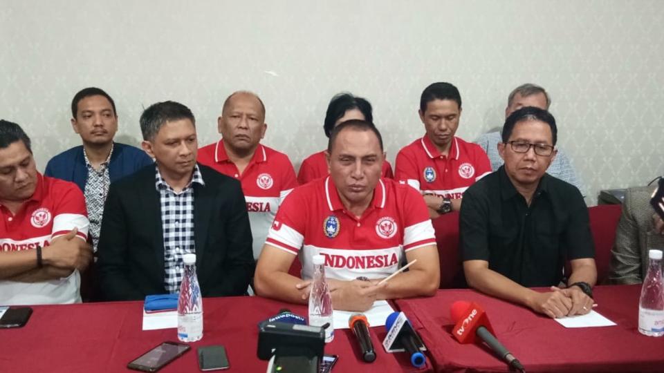 Edy Rahmayadi, presidente de la Federación de Fútbol de Indonesia, responde a las preguntas de los periodistas tras los hechos violentos en el partido Persib Bandung y el Persija Yakarta. / Foto: Goal.com