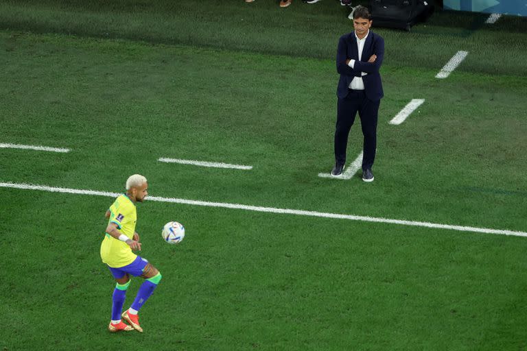 El técnico Zlatko Dalic observando a Neymar durante el partido por los cuartos de final de Qatar 2022: Croacia eliminó a Brasil por penales