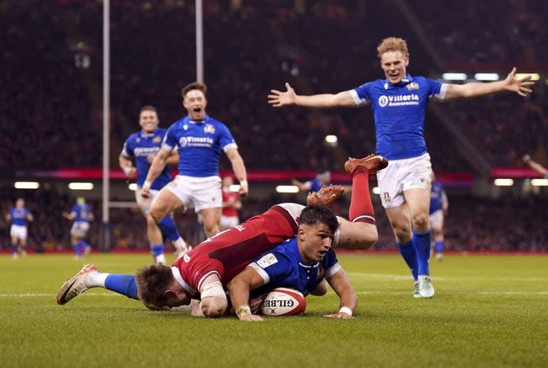 Lorenzo Pani apoya uno de los tries de Italia ante Gales, en el cierre de un histórico Seis Naciones