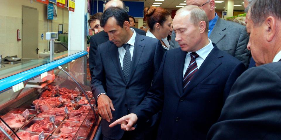 Wladimir Putin betrachtet die Fleischauslage in einem Moskauer Supermarkt im Juni 2009. - Copyright: RIA Novosti/Kremlin/Alexei Nikolsky/Reuters