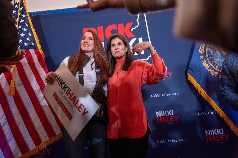 La candidata presidencial republicana Nikki Haley está junto a sus partidarios después de realizar un evento de campaña en New Hampshire luego de su tercer puesto en el caucus de Iowa el 16 de enero de 2024   (SPENCER PLATT / GETTY IMAGES NORTH AMERICA / Getty Images via AFP)