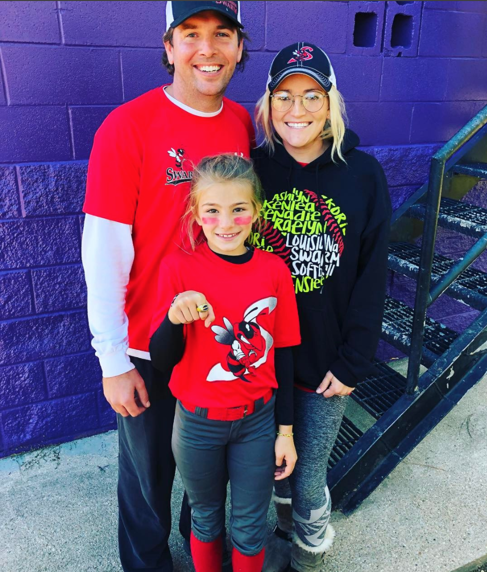 Jamie Lynn Spears and husband Jamie Watson pose for a photo with Maddie Aldridge in October. (Photo: <a href="https://www.instagram.com/p/Ba2ZB9aDNmW/?taken-by=jamielynnspears" rel="nofollow noopener" target="_blank" data-ylk="slk:Jamie Lynn Spears;elm:context_link;itc:0;sec:content-canvas" class="link ">Jamie Lynn Spears </a>via Instagram)