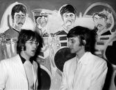 John Lennon e Jonathan Hague alla Royal Institute Gallery di Londra, 4 dicembre 1967. (AP Photo)