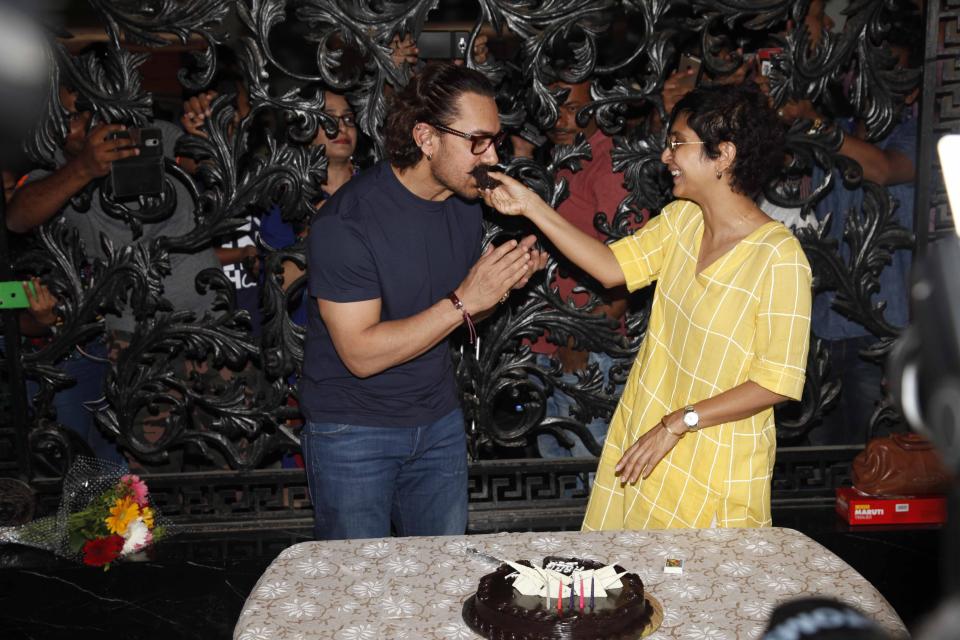 Kiran feeds Aamir some cake. 