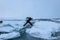 <p>Borge traverse une veine d’eau. Les nombreuses fissures de la banquise augmentent les risques.</p>