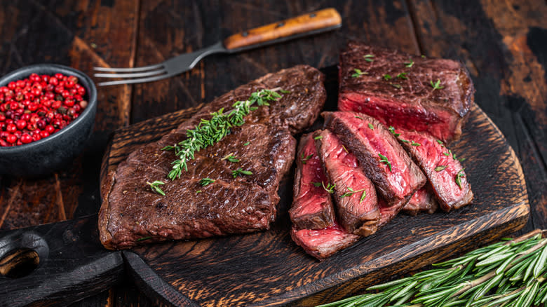 Sliced skirt steak on cutting board