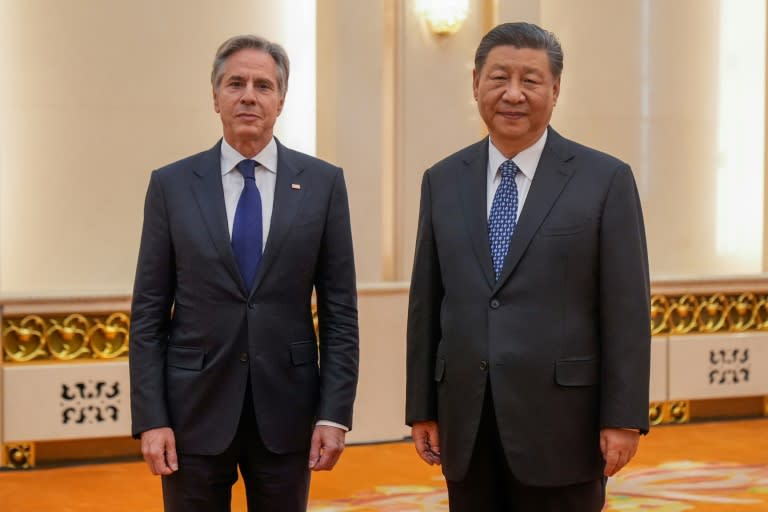 El secretario de Estado estadounidense, Antony Blinken (I), y el presidente chino, Xi Jinping, en el Gran Salón del Pueblo, en Pekín, el 26 de abril de 2024 (Mark Schiefelbein)