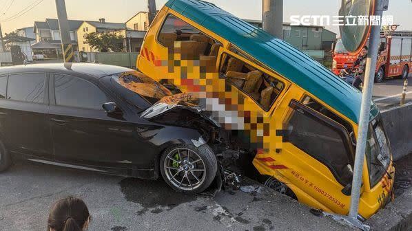 彰化鄉立幼稚園娃娃車與黑車發生擦撞，車禍掉進排水溝多人送醫。(圖/翻攝畫面)