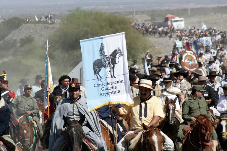 Télam San Juan, 04/04/2009
Una multitud presenció hoy la llegada al paraje "Difunta Correa" de la XX edición Cabalgata de la Fe en la provincia de San Juan, que este año batió récords de 
participantes con más de 3.600 jinetes. 
Foto: Agencia San Juan/Télam/cl