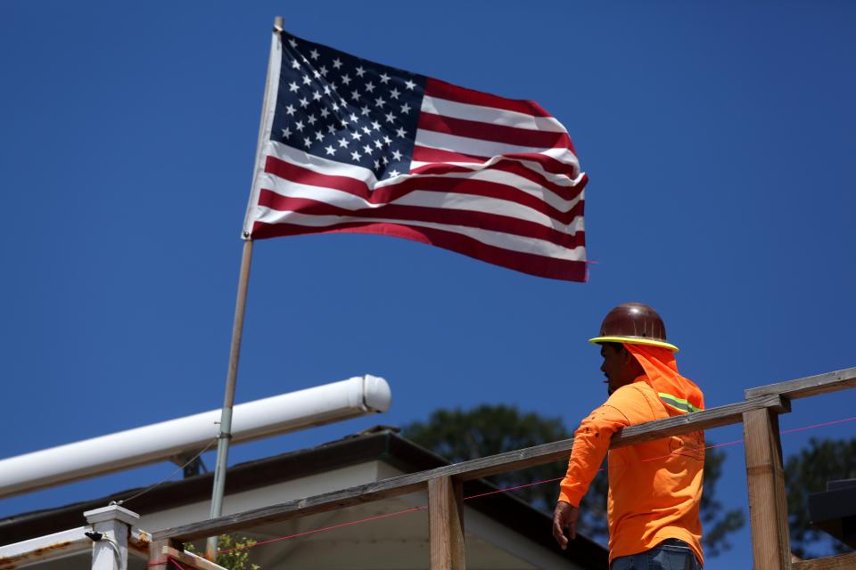 Un trabajador de la construcción en Malibú el 3 de julio de 2024. (Genaro Molina/Los Angeles Times vía Getty Images)