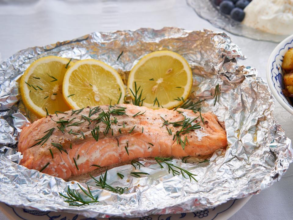 salmon in foil with lemon slices