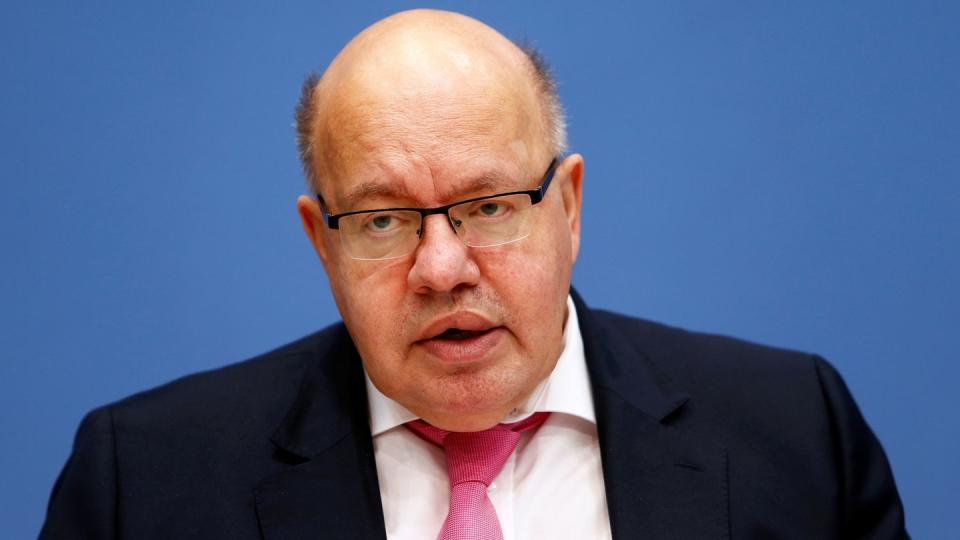 Altmaier steht seit längerem in der Kritik von Wirtschaftsverbänden. Sie werfen ihm eine schleppende Umsetzung staatlicher Finanzhilfen für Unternehmen und zu viel Bürokratie vor.