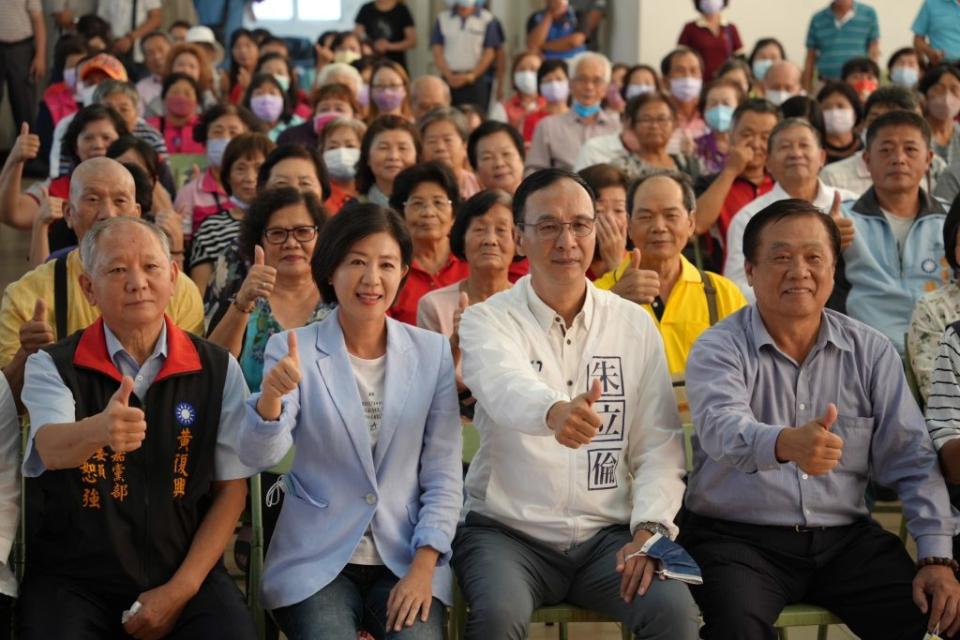 國民黨在九合一選舉贏得十三個縣市長席次，黨主席朱立倫二十九日南下台南市、嘉義縣舉行感恩茶會。圖為嘉義感恩茶會，朱立倫肯定王育敏表現。（記者湯朝村攝）