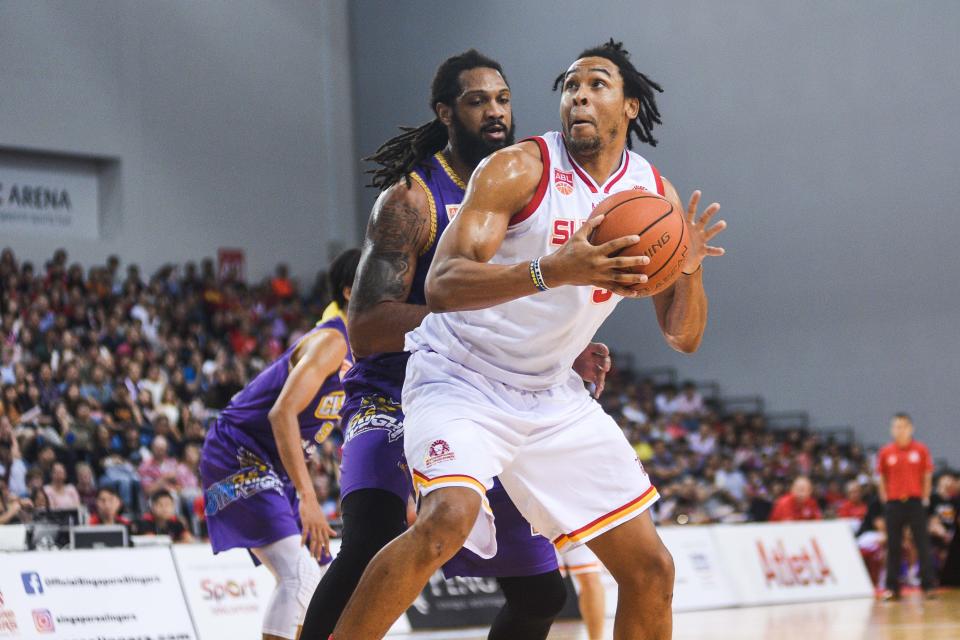 The Singapore Slingers' centre John Fields (with ball) being guarded by the CSL Knights Indonesia's Darryl Watkins. (PHOTO: Iman Hashim/Yahoo News Singapore)