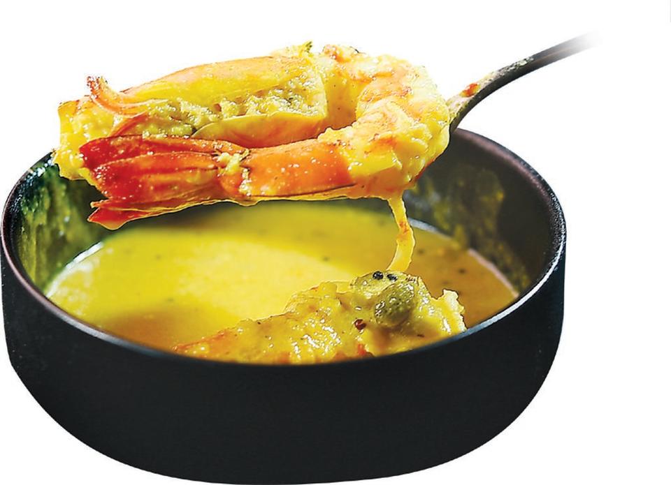 南印〈鮮蝦黃咖哩〉是以草蝦搭配椰漿及咖哩葉、香菜、 綠豆蔻等香料先炒過，再以帶有甜點的Molee咖哩合煮。圖／姚舜