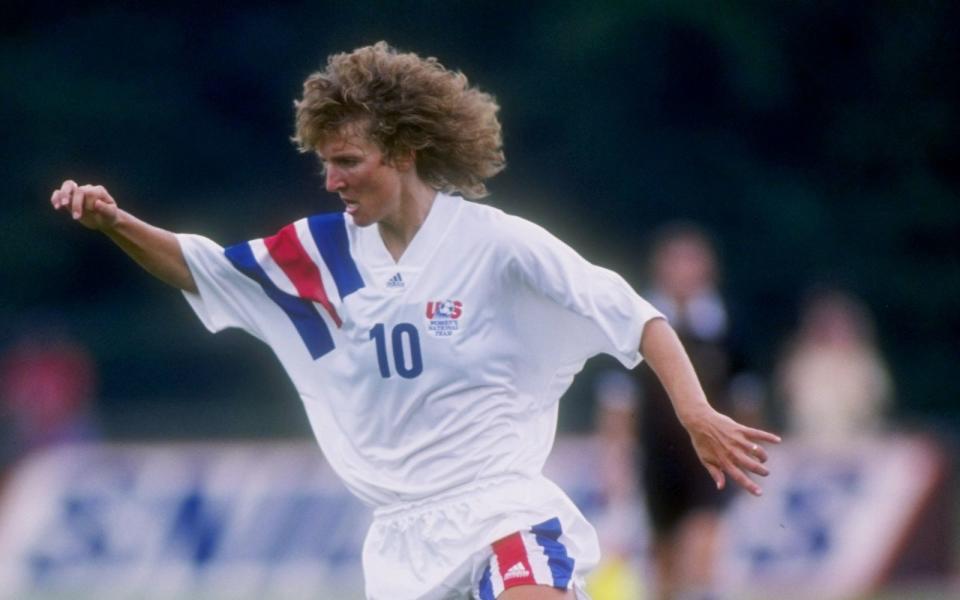 ... den sie mit Michelle Akers teilte. Die US-Amerikanerin war Gründungsmitglied der Nationalmannschaft, für die sie bis zu ihrem verletzungsbedingten Karriereende 2002 in 155 Spielen zum Einsatz kam. Akers ist zudem die einzige Frau, die von der FIFA den Order of Merit verliehen bekam. (Bild: Getty Images / Doug Pensinger / Allsport)