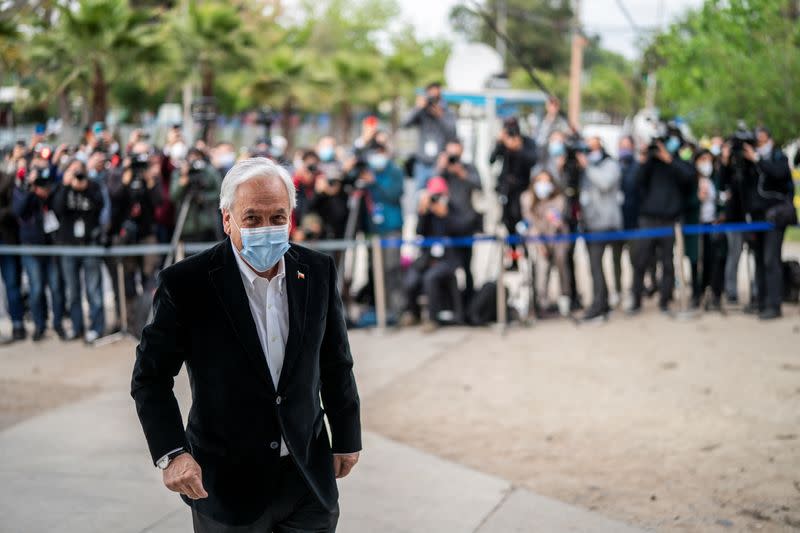 El presidente de Chile Sebastián Piñera llega a un colegio electoral para votar en un referéndum sobre una nueva constitución en Santiago de Chile. 25 de octubre de 2020.