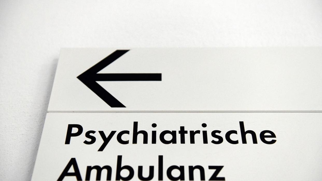 In Berlin kommen seit Beginn der Corona-Pandemie deutlich mehr Kinder und Jugendliche zur Behandlung in psychiatrische Kliniken.