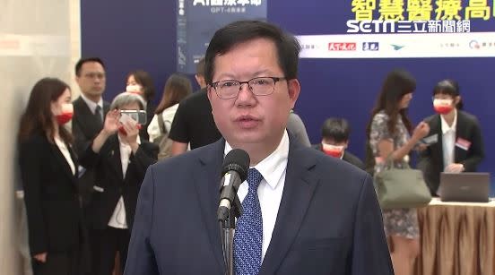 國民黨總統參選人侯友宜競選總部在廣告中影射行政院副院長鄭文燦是雞蛋「門神」、涉及「利益輸送」。（資料照）