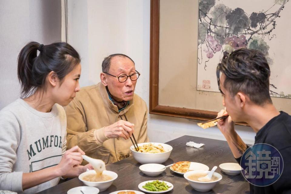 張敦敏只要在台灣，就會到半畝園吃飯。他雖沒直接誇獎女兒女婿，其實覺得兩人能堅持十幾年，已經很難得。