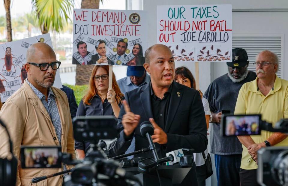 Marvin Tapia hablando con los medios de comunicación durante una manifestación de protesta, pidiendo una investigación de DOJ y la destitución del comisionado Joe Carollo en el Ayuntamiento de Miami, en Miami, el martes 6 de junio de 2023.