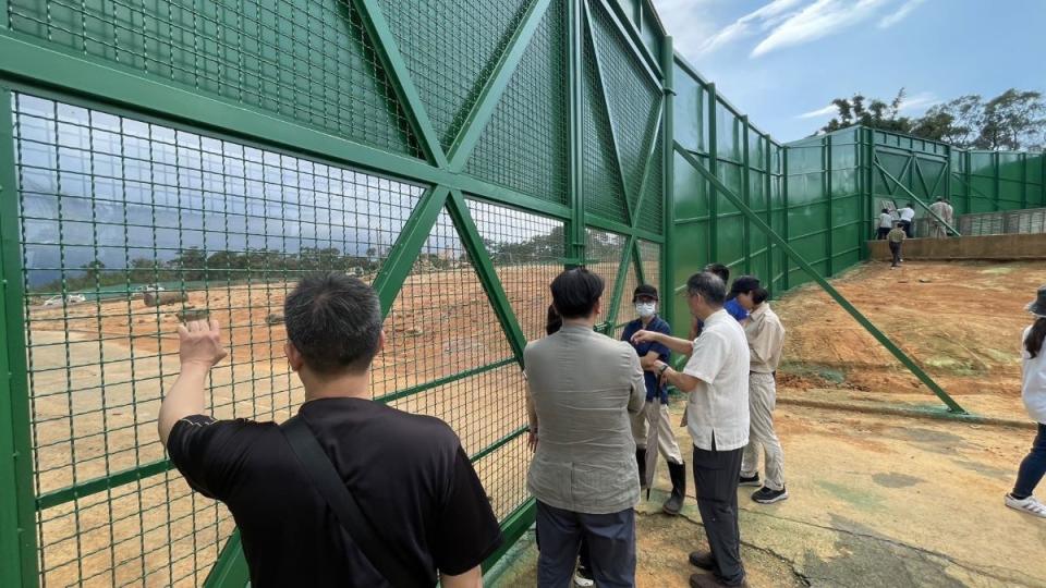 專家學者和動保團體代表，赴六福村評鑑園內六大面向。（圖：縣府提供）