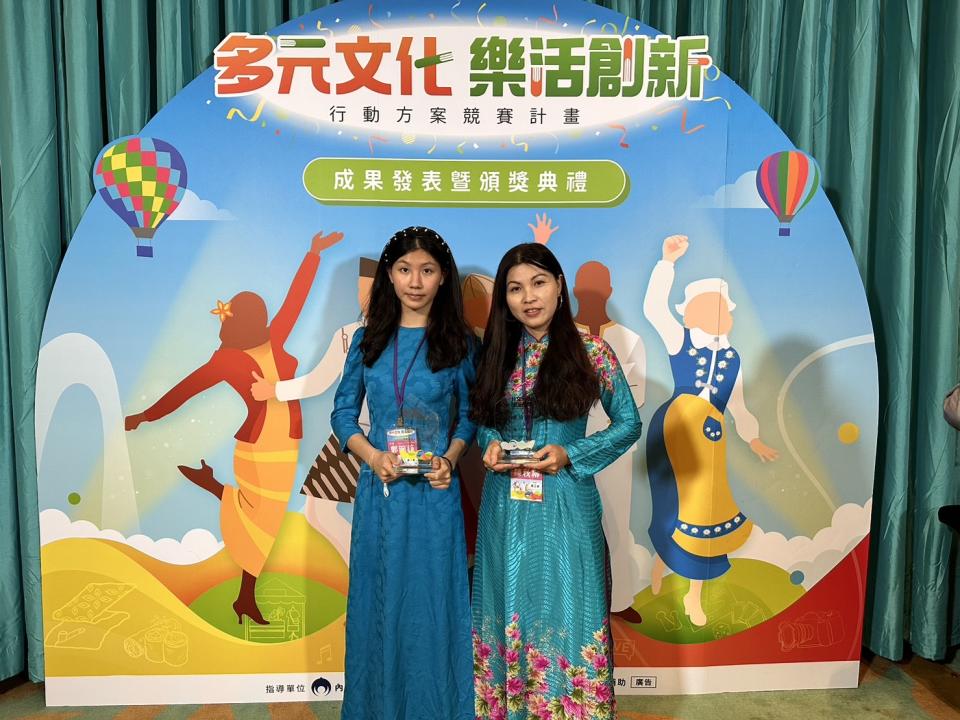 陳秋柳(右)與女兒鄭琬諠(左)獲得移民署「『多元文化 樂活創新』行動方案競賽」成果特優獎。（記者楊國域翻攝）