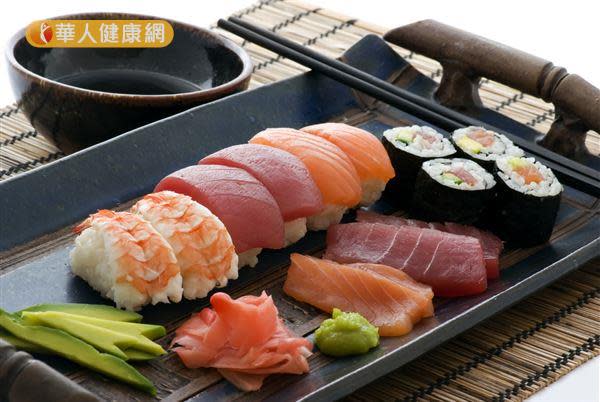西方學者指出，日本料理含有豐富的碳水化合物、少量脂肪、大量海鮮，幫助日本人維持健康。