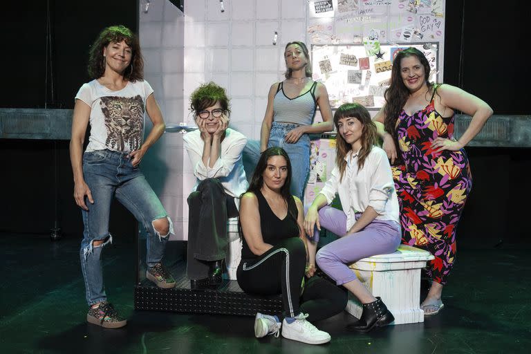 El equipo femenino de Mujeres en el baño: Laura Conforte, Esther Goris, Mariela Asensio, Laura Cymer, Maida Andrenaci, Iride Mockert