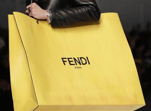 FENDI Logo的超大型黃色購物袋。（圖／品牌提供）