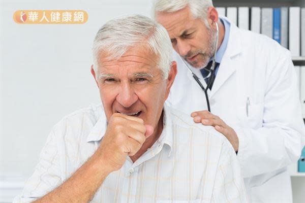 彰化秀傳醫院胸腔科主任郭聰懷指出，COPD分成慢性支氣管炎及肺氣腫，前者為咳嗽三個月，持續兩年，後者則很容易喘。