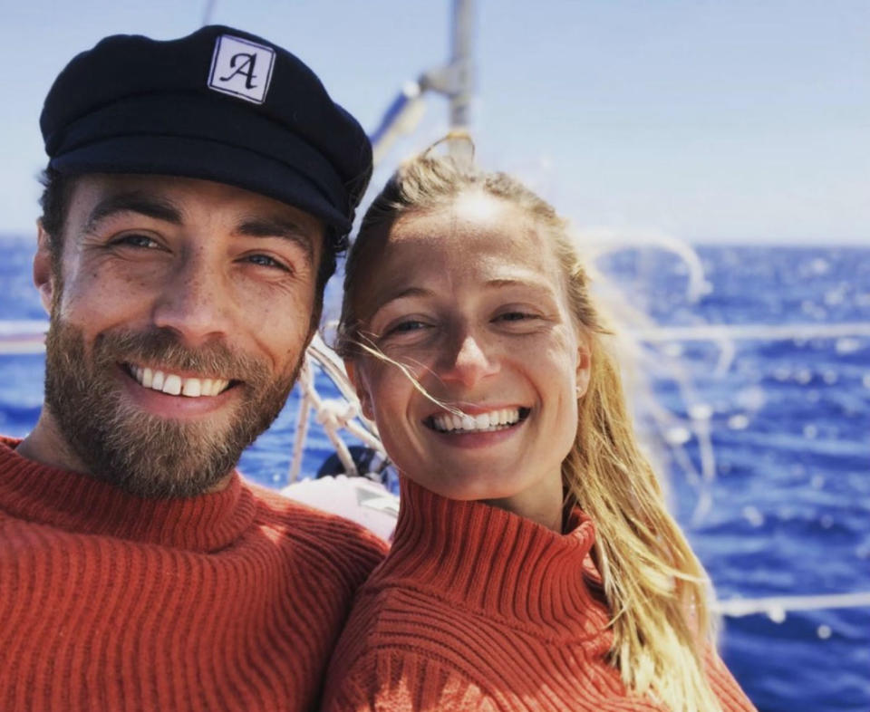 <p>“Navega conmigo”, escribió James Middleton en la publicación con la que ha confirmado su relación de pareja. Una imagen donde ambos iban muy conjuntados, aunque tampoco nos podemos olvidar de la gorra que llevaba él con la letra A. (Foto: Instagram / <a rel="nofollow noopener" href="https://www.instagram.com/p/BxK2iGjgaOl/" target="_blank" data-ylk="slk:@jmidy;elm:context_link;itc:0;sec:content-canvas" class="link ">@jmidy</a>). </p>