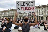 Eine Demonstrantin hält ein Schild mit der Aufschrift "Silence Is Murder - Black Lives Matter" während eines Protests gegen Rassismus und Polizeigewalt, der von der Turiner Gruppe "No Justice No Peace" initiiert wurde. Foto: Fabio Ferrari / LaPresse via ZUMA Press / dpa