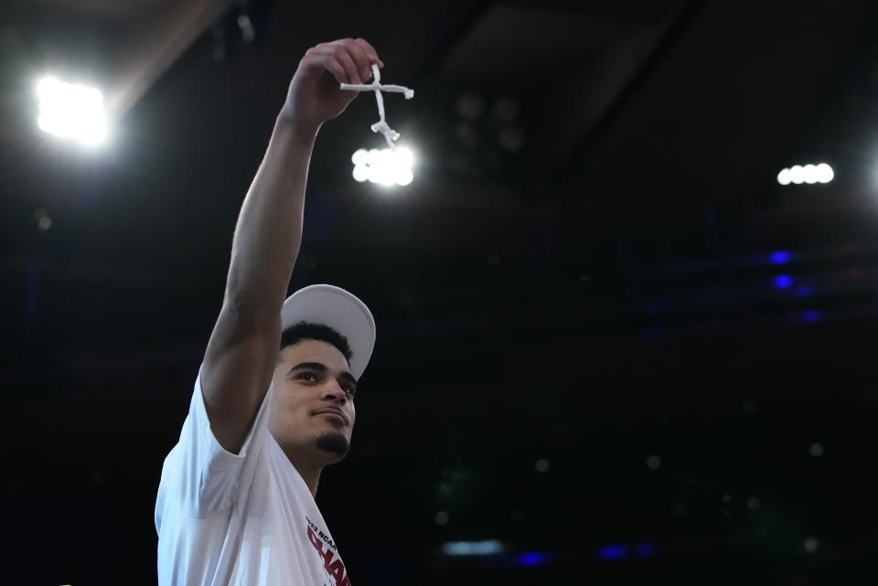 Florida Atlantic's Bryan Greenlee (4) cuts the net as Florida Atlantic players celebrate after defeating Kansas State in an Elite 8 college basketball game in the NCAA Tournament's East Region final, Saturday, March 25, 2023, in New York. (AP Photo/Frank Franklin II)