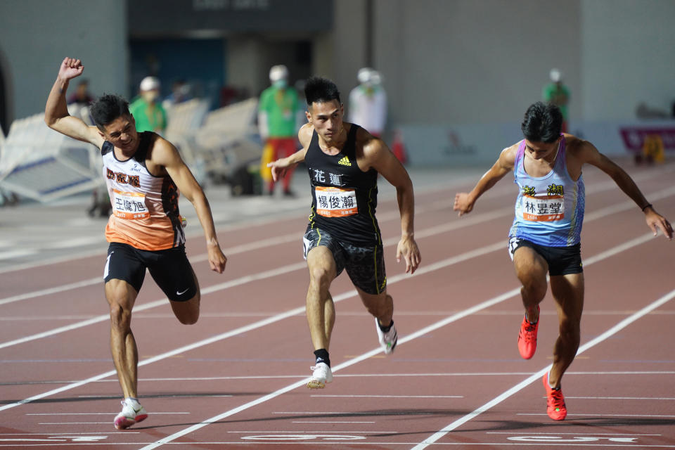 110年全國運動會男子組田徑100公尺決賽18日舉行，「台灣最速男」楊俊瀚（中）代表花蓮縣出賽，跑出10秒29的成績，獲得第一。（中央社）