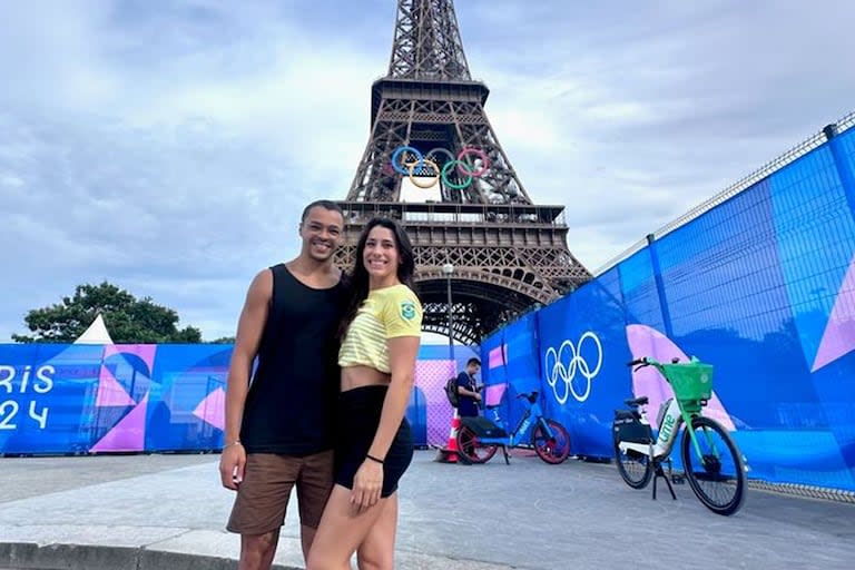 Santos y Vieira sonríen junto a la torre Eiffel; ella fue expulsada de los Juegos Olímpicos por indisciplina (Instagram @_anavieeiraa)