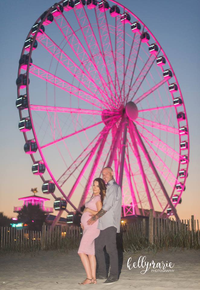 Adrianna Zbik and Matt Ostergaard had an epic reveal. (Photo: Facebook/Kelly Marie Photography)