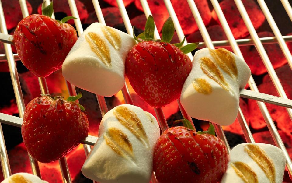 Es muss nicht immer herzhaft sein: Auch Süßes eignet sich hervorragend zum Aufspießen. Bananen, Erdbeeren oder auch Marshmallows - spießen Sie auf, was Ihnen schmeckt! (Bild: iStock / chrhaakansson)