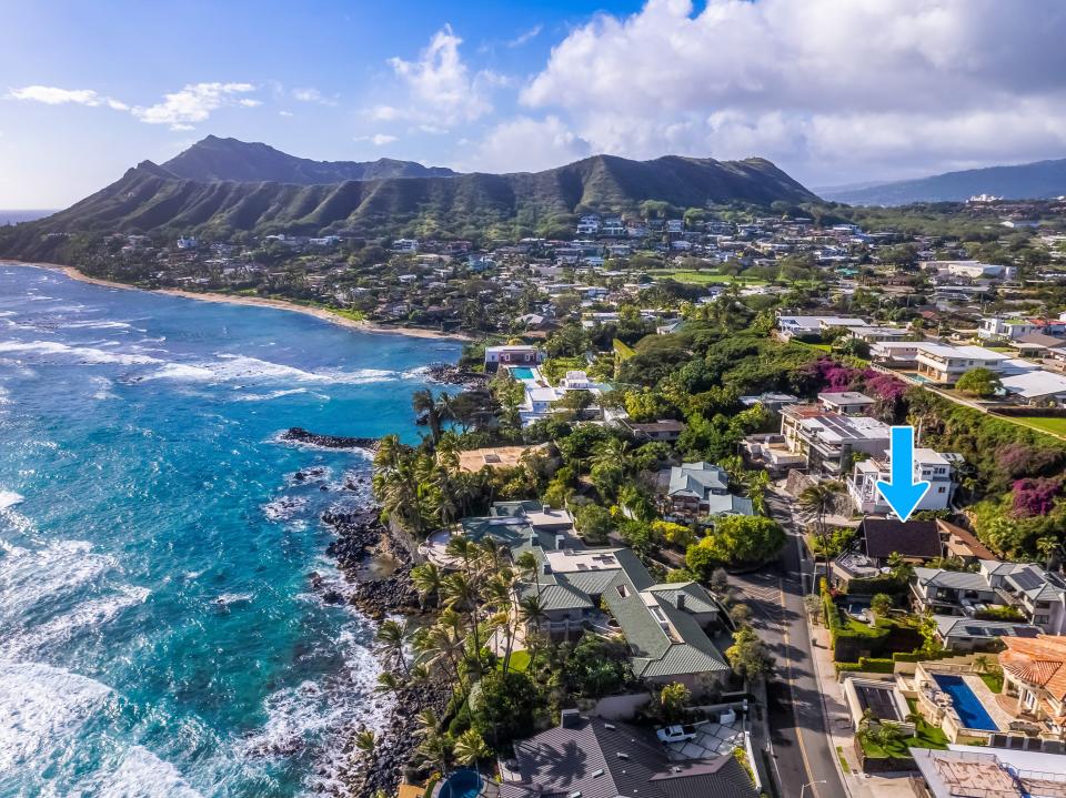 A bird's eye view of the neighborhood, with a blue arrow indicating where the A-frame home is.