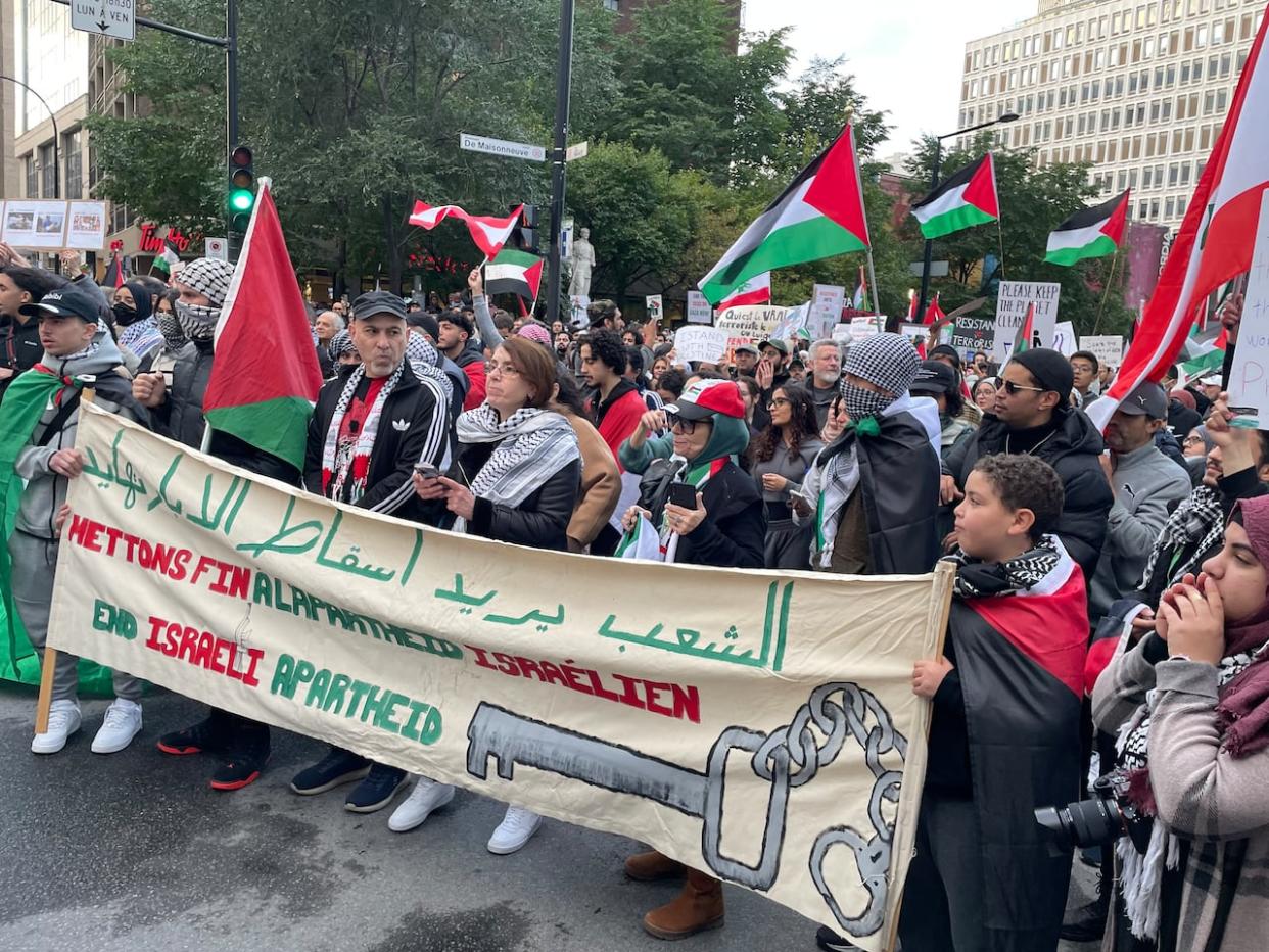 Pro-Palestinian demonstrators gathered in downtown Montreal in October 2023. In November, Montreal police received a complaint about speeches made during those demonstrations. (Danielle Kadjo/Radio-Canada - image credit)