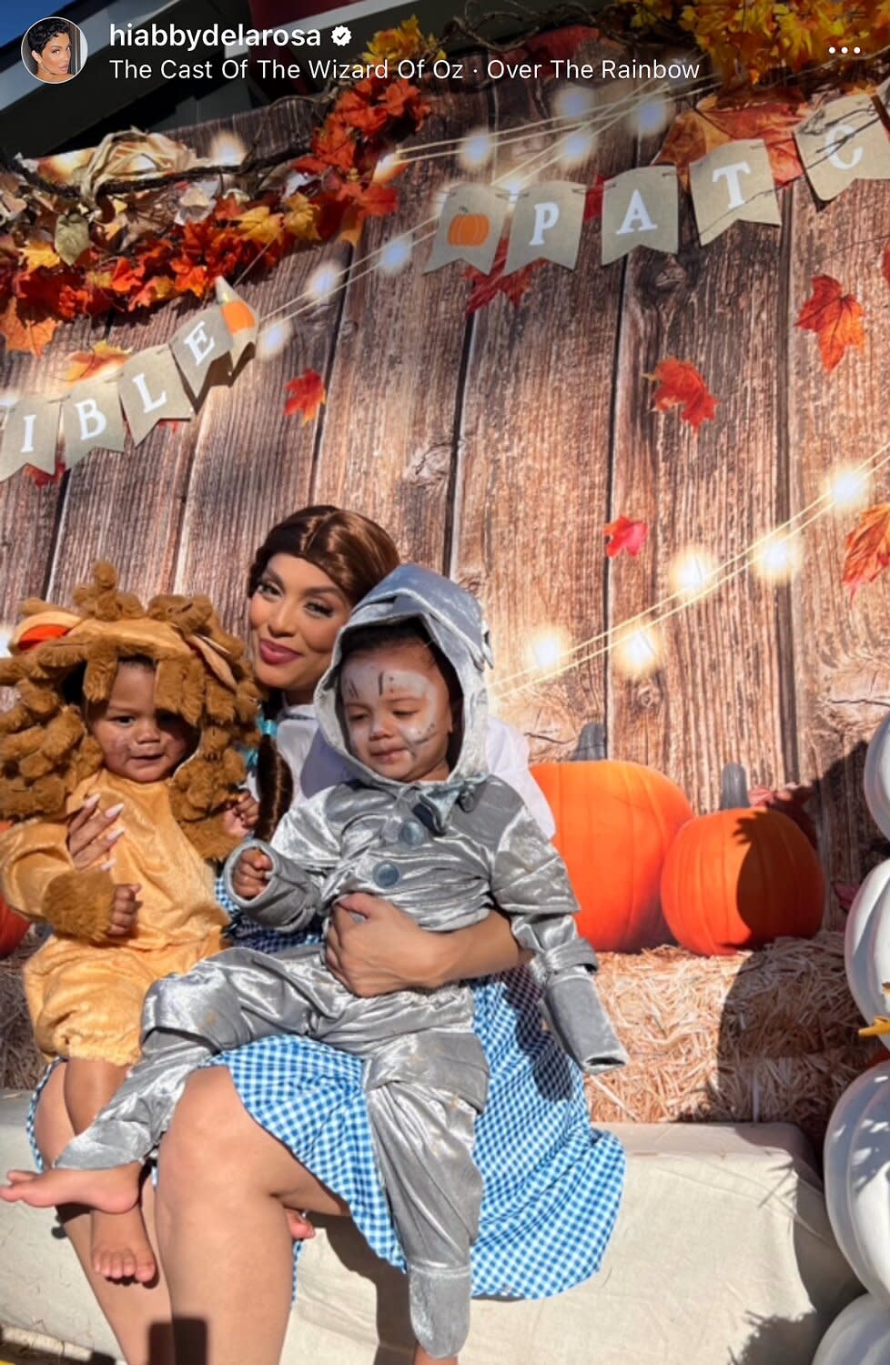 Pregnant Abby De La Rosa Dresses in 'Wizard of Oz'-Themed Costumes with Twins Zion and Zillion