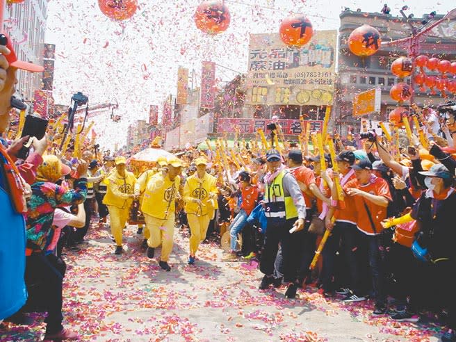 白沙屯媽祖往年造訪雲林縣北港朝天宮時，信徒夾道相迎，因應今年白沙屯媽祖隨時可能來訪，朝天宮著手規畫防疫相關事宜。（本報資料照片）