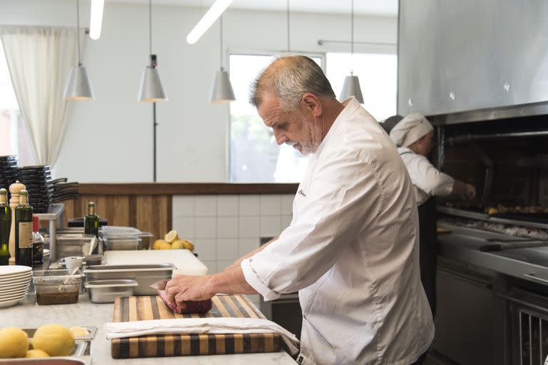 Petersen, en la parrilla de su restaurante