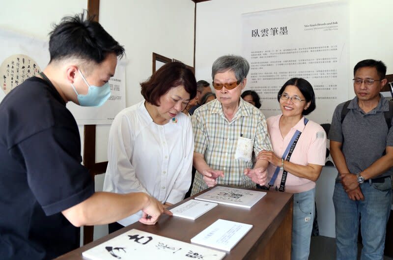 黃敏惠參觀臥雲吟草文學紀念特展 嘉義市東門派出所文化基地（東門町1923）2日開 幕，文化局首檔展覽嘉義文學家「臥雲吟草文學紀念 特展」拉開序幕，市長黃敏惠（左2）等到場參觀展 覽。 中央社記者黃國芳攝  113年5月2日 