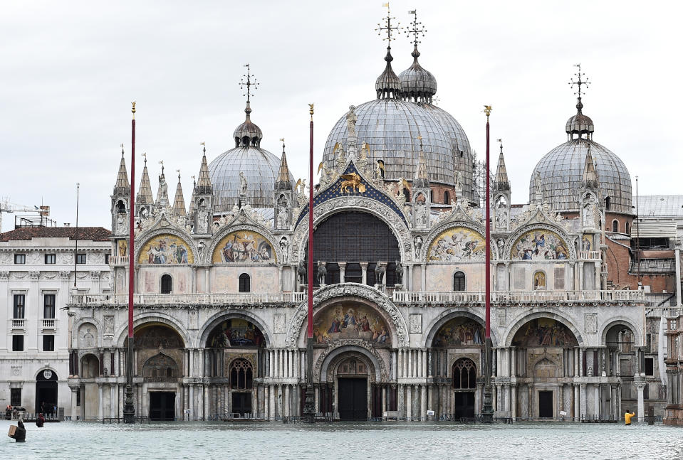 ADopo un solo giorno di tregua, Venezia è di nuovo in ginocchio. La marea è cresciuta velocemente, più del previsto. I forti venti hanno peggiorato una situazione già drammatica. Allagato il 70% del centro storico. I mezzi di trasporto pubblici sono stati sospesi e le scuole chiuse per il terzo giorno. (REUTERS/Flavio Lo Scalzo)