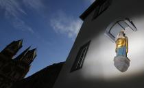 Imagem de Nossa Senhora em frente a casa do bispo Franz-Peter Tebartz-van Elst. O Vaticano não disse por quanto tempo o bispo Franz-Peter Tebartz-van Elst deve ser afastado da diocese de Limburg. Mas afirmou que o recém-nomeado vigário-geral de Limburg, o reverendo Wolfgang Roesch, deve administrar a diocese durante este período